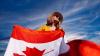 Express Entry: Mujer con la bandera de Canadá