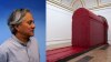Foto de Anish Kapoor y una obra expuesta en la Fundación PROA